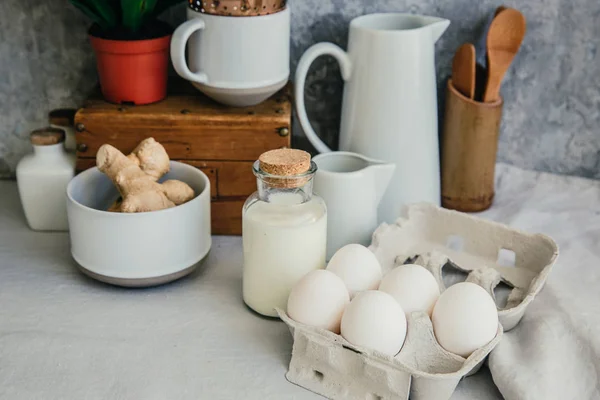 Flasche Mit Milch Und Eiern Korb Auf Dem Wäschetisch — Stockfoto