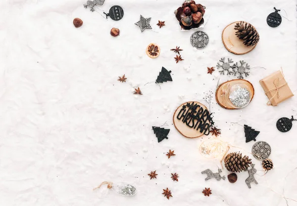 白いテーブルの上別クリスマスの休日の装飾とフラット レイアウト — ストック写真
