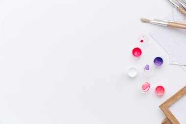 Düzenlenmiş çizim malzemeleri üstten görünüm beyaz yüzeyi