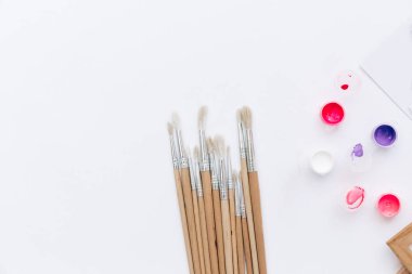 Düzenlenmiş çizim malzemeleri üstten görünüm beyaz yüzeyi