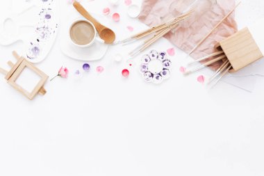 Düzenlenmiş fincan kahve ve çizim malzemeleri üstten görünüm beyaz yüzeyi