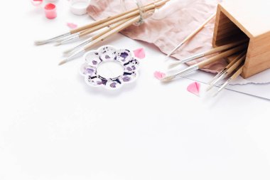 boya fırçaları ve boyalar bakış beyaz masa üzerinde kapatın