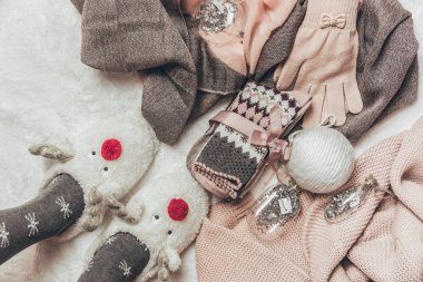 Düz cozy kış kış sıcak giysiler moda ile yatıyordu. Tatil kavramı