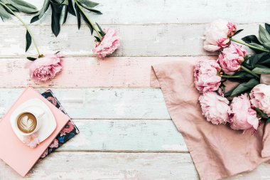 ahşap masa üzerinde peonies ve kahve üstten görünüm