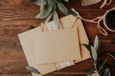 Zarf ve zeytin dalı ahşap arka plan üzerinde boş tebrik kartı 