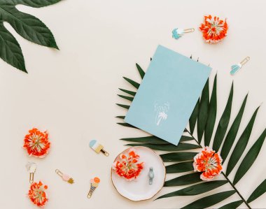 Yaratıcı arka plan boş mavi kart, çiçekler ile yat ve tropikal yaprak