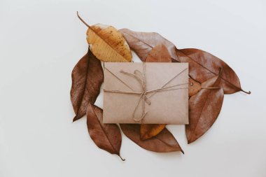 Beyaz arka plan üzerinde düz yatıyordu zanaat zarf. Mockup afiş, tebrik kartı için. Kadının gün 8 Mart, düğün, dating, aşk kavramı. Düz yatıyordu, en iyi görünümü.