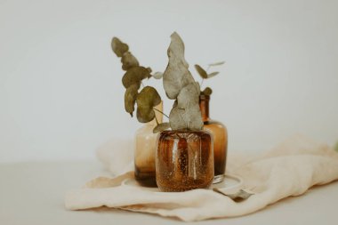 Çeşitli sessiz renkli cam şişe keten peçete ile kümesi