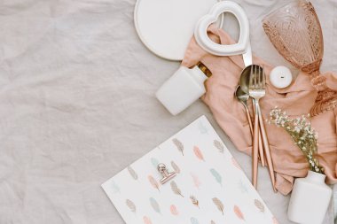 Lay düğün ya da festival tablo ayarı düz. Tabak ve çatal bıçak takımı beyaz arka planda gri Dekoratif Tekstil ile. Güzel aranjman.