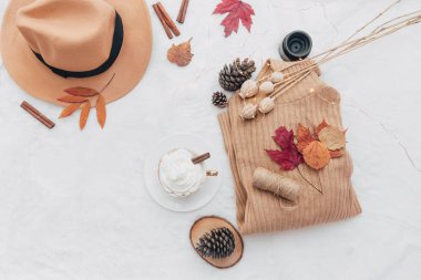 Kuzey Afrika Sonbahar, aksesuarlar, fincan kahve ve beyaz arka plan üzerinde sonbahar yaprak düz yatıyordu düşme. Sonbahar sonbahar rahat kavramı