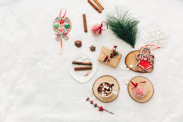 Composição Decorativa Natal Flat Lay Com Chocolate Quente Decorações Férias — Fotografia de Stock