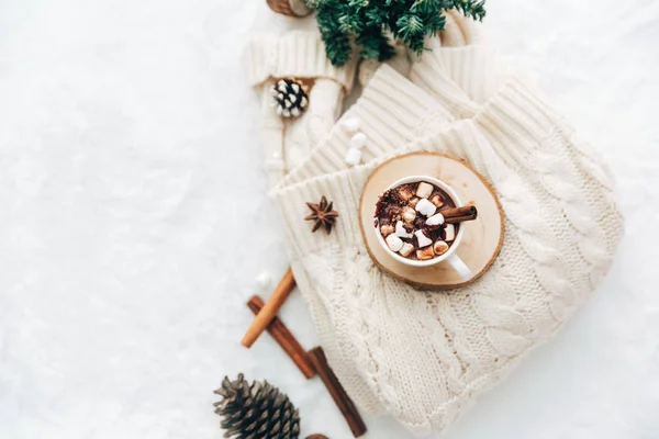 Flat Lay Cacau Quente Com Marshmallow Camisola Malha Com Decorações — Fotografia de Stock