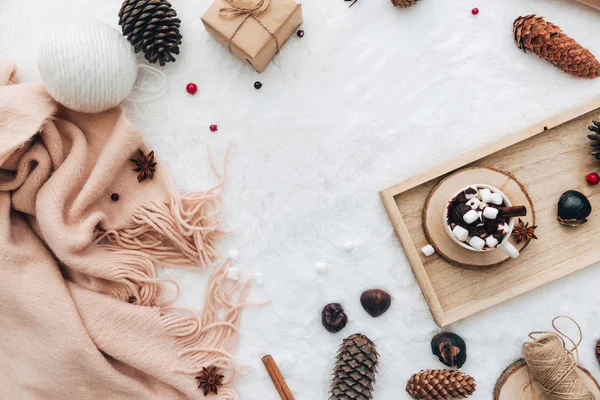 Chocolate Quente Com Marshmallows Decoração Natal Fundo Branco Vista Superior — Fotografia de Stock