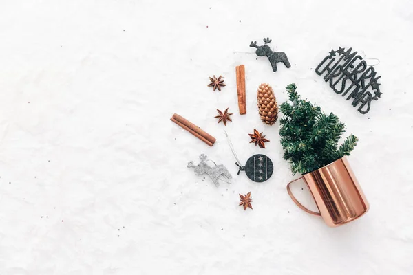 クリスマスの装飾とクーパーのカップ フラット横たわっていたシーン ホリデイ ドリンク ブロガーのための創造的な背景 — ストック写真