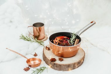 Noel şarap veya baharat ve geleneksel içki portakal dilimleri ile gluhwein tarihinde kış tatili mulled