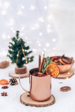 Baharat ile kupa mulled şarap. Kopya alanı ile beyaz arka plan üzerinde Noel sıcak içecek. Tatil kavramı