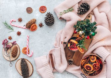 Noel hediyeleri ile düz yatıyordu mulled şarap 