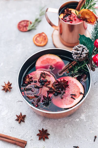 석류와 빈티지 크리스마스 장식과 알루미늄 향신료 Mulled 뜨거운 — 스톡 사진
