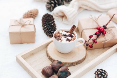 Sıcak çikolata Kupası sarılmış hediye ile. Tatil Noel kavramı. Rahat ev arka plan 