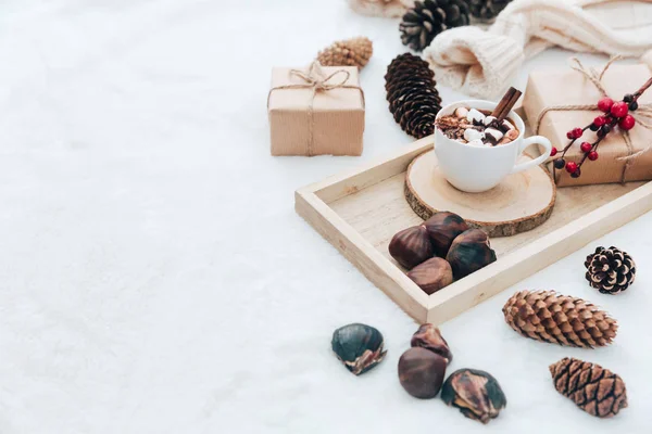 Chocolate Caliente Taza Con Regalo Envuelto Concepto Navideño Acogedor Fondo —  Fotos de Stock