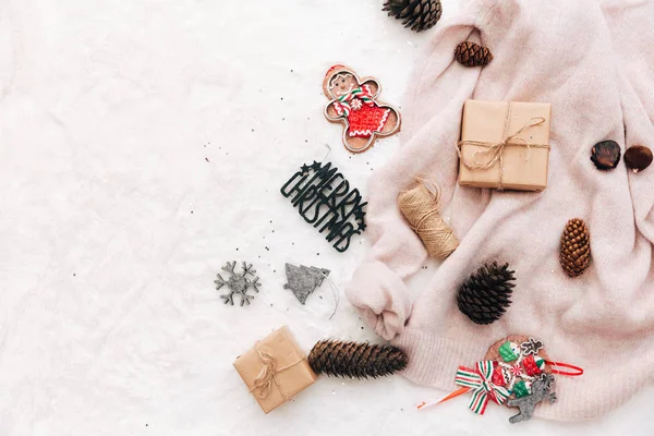 Composición Decorativa Navidad Piso Con Regalo Suéter Cálido Decoraciones Navideñas — Foto de Stock