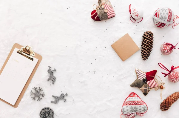 Decoraciones Navideñas Sobre Fondo Blanco Piso Tendido Vista Superior —  Fotos de Stock