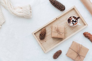 Düz yatıyordu Noel hediyesi, sıcak kakao ve dekorasyon beyaz rahat arka planda 