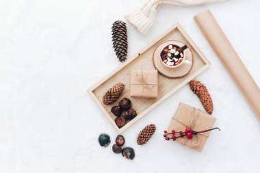 Düz yatıyordu Noel hediyesi, sıcak kakao ve dekorasyon beyaz rahat arka planda 