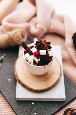 Sıcak kakao Noel içecek süslemeler ile 