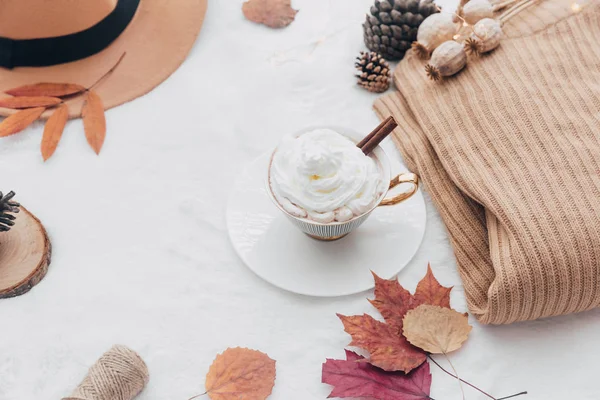 Composição Aconchegante Outono Inverno Café Quente Com Suéter Quente Folhas — Fotografia de Stock