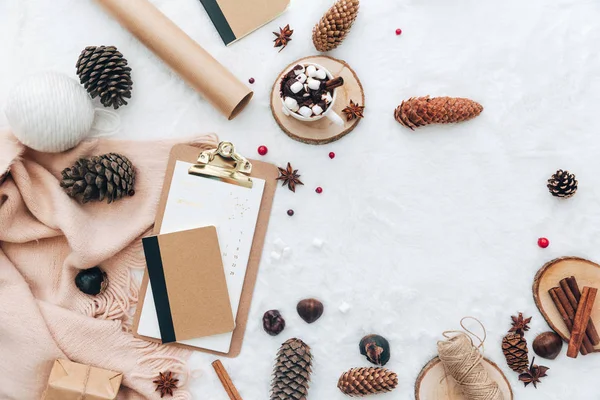 뜨거운 코코아와 따뜻한 스카프 블로거 크리스마스 — 스톡 사진