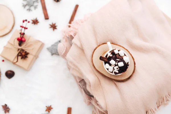 뜨거운 코코아와 따뜻한 스카프 블로거 — 스톡 사진