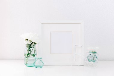 Beyaz bir çerçeve ve çiçekler kadar alay et. En az arka plan 