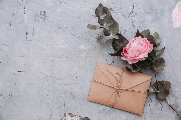 Cartões Convite Casamento Envelopes Artesanais Flores Rosa Folhas Verdes Fundo — Fotografia de Stock