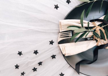 Bohem süslemeleri, üstten görünüm, düğün yemeği ile düz yatıyordu masa gereçleri