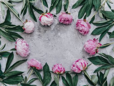Şık pembe ve beyaz peonies çerçeve pembe kağıt düz metin için yer yatırın. Mutlu anneler günü. Uluslararası Kadınlar Günü. Tebrik kartı mockup