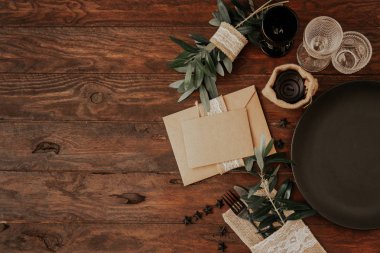 Düz yatıyordu bohemian düğün masa kartı davetiye ahşap zemin üzerine 