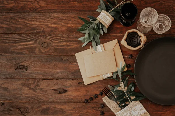 Düz yatıyordu bohemian düğün masa kartı davetiye ahşap zemin üzerine 