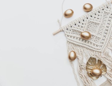 En az düz altın Paskalya yumurta beyaz arka plan üzerinde yatıyordu. Üstten Görünüm, Still Life mutlu Paskalya tatil kavramı