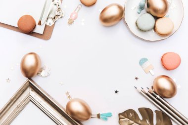 Mutlu Paskalyalar! Altın ile şık ileti örneği arka planı beyaz arka plan üzerinde yumurta. En az kavramı. Tatil için dekorasyon tablo. Kadınsı düz yatıyordu. Blog Paskalya kavramı.