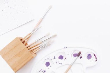 Yaratıcı düz sanat çalışma alanı sarı paletleri, Boya fırçaları, yatıyordu. Sanatçı arka plan 