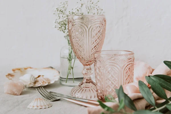 Pembe Vintage düğün tablo belirleme - kristal şarap gözlük çiçekler, en az yaşam tarzı kavramı ile 