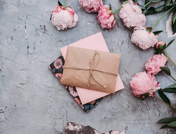 Flores Peônia Colocação Chatas Com Envelope Bela Composição Flores Convite — Fotografia de Stock