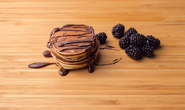 Pancake Dituangkan Dengan Coklat Dengan Blackberry — Stok Foto