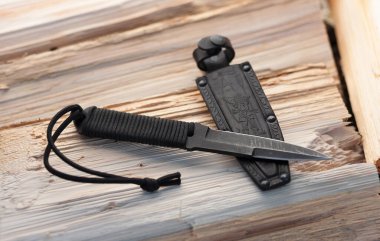 Bir kütükte av bıçağı.