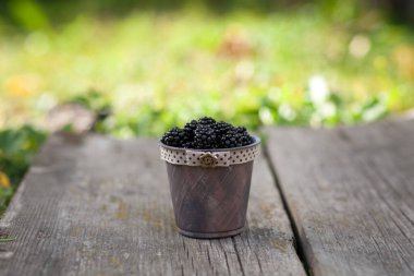 Süslü bardakta böğürtlen