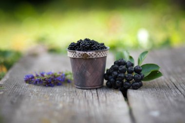 Süslü bardakta böğürtlen