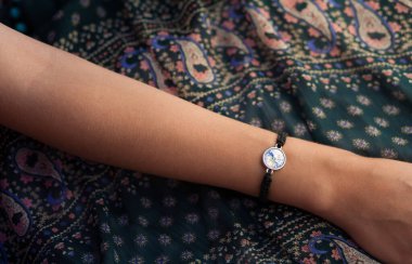 Bir kadının elinde el yapımı bilezik.