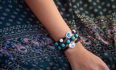 Bir kadının elinde el yapımı bilezik.