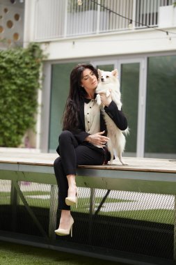 Pomeranian köpek ile oldukça esmer kadın